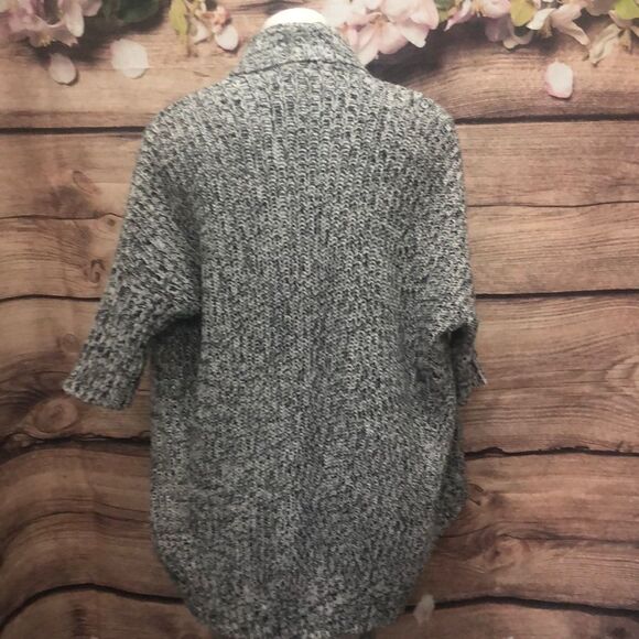 Express hi lo 1/2 sleeve black and white sweater - Picture 2 of 5